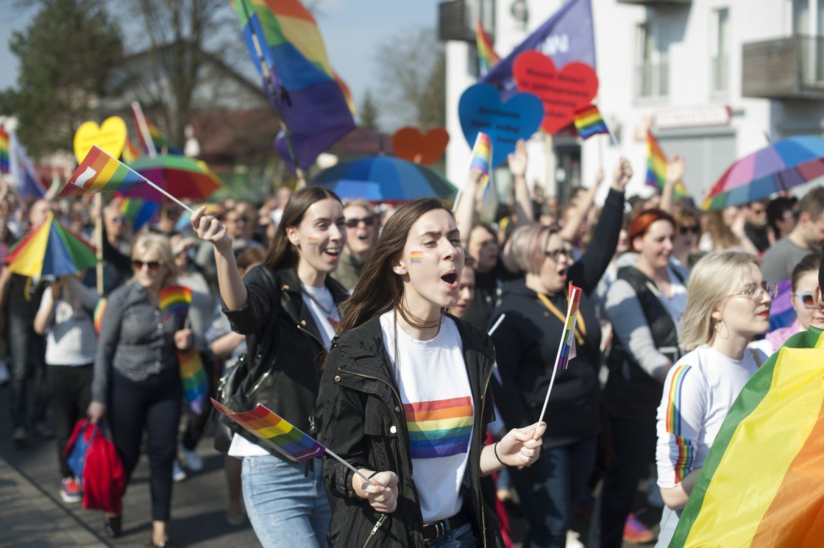 Gay Pride, la sfida al vaticano: perché la religione condanna l’omosessualità?