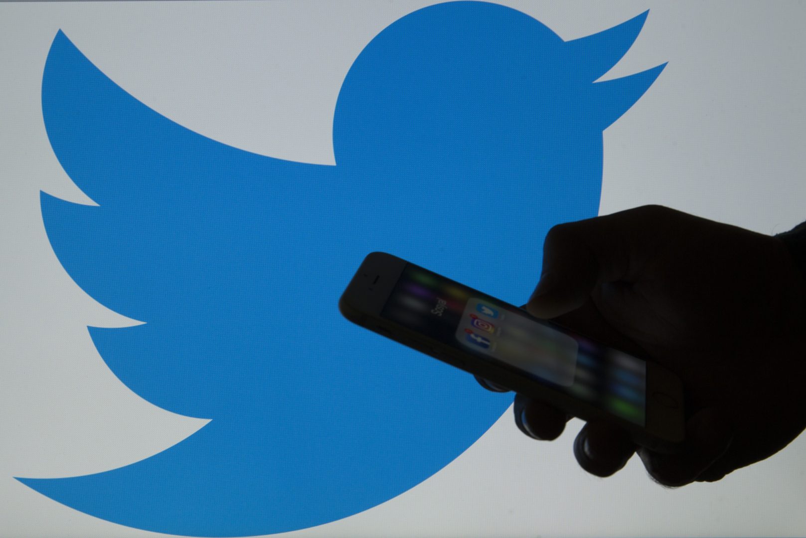 La madre le sequestra il cellulare e lei twitta da un frigorifero: aveva ragione Aristotele?