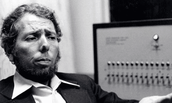 Stanley Milgram, lo psicologo della Yale University che fece importanti studi in merito all'azione correlata all'obbedienza.
