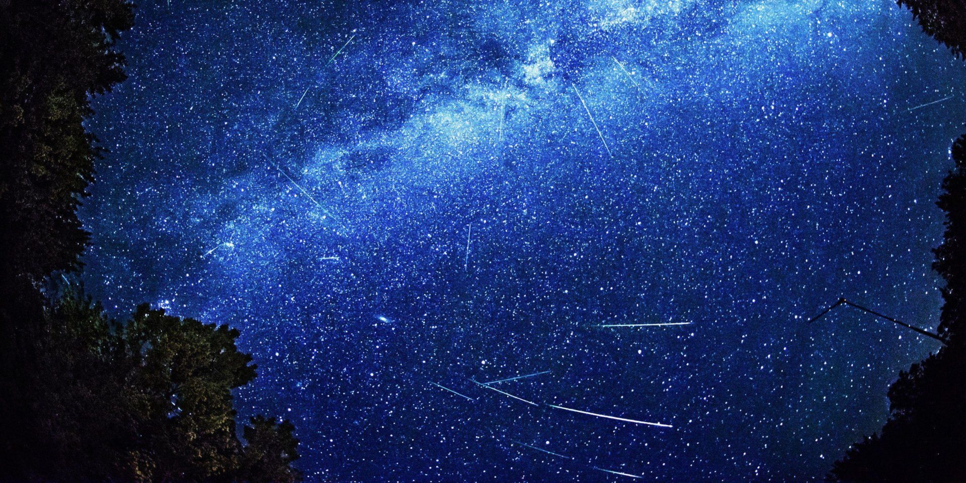 Meteore veloci (quasi) quanto la luce ci raggiungono ogni giorno, invisibili ai telescopi e nati dalle stelle