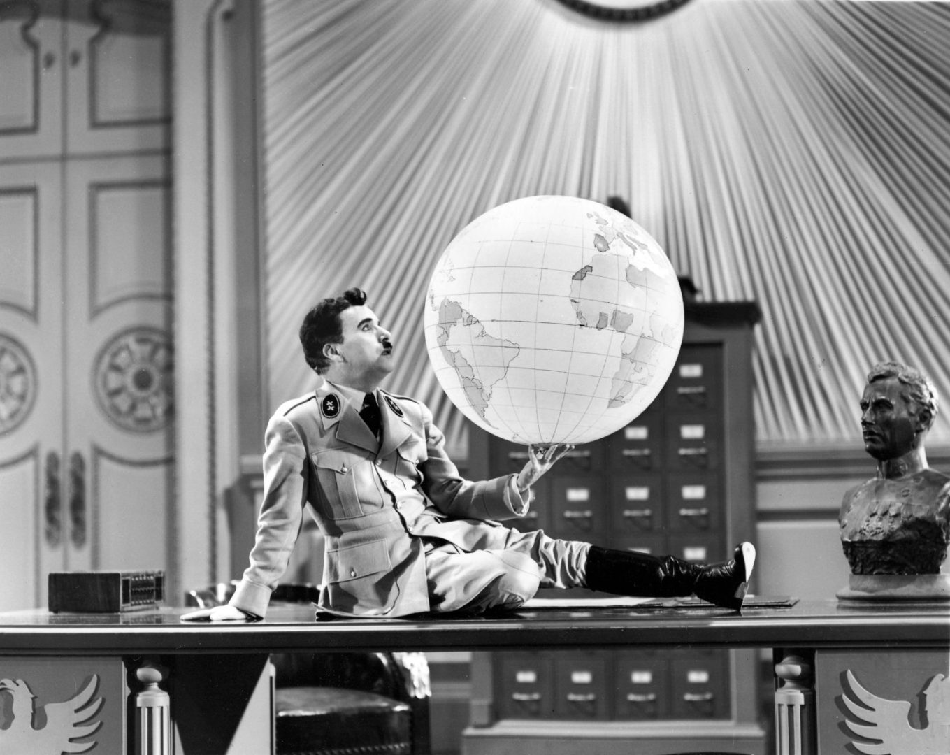“Voi non siete macchine, siete uomini” Charlie Chaplin e Baricco sull’umanità