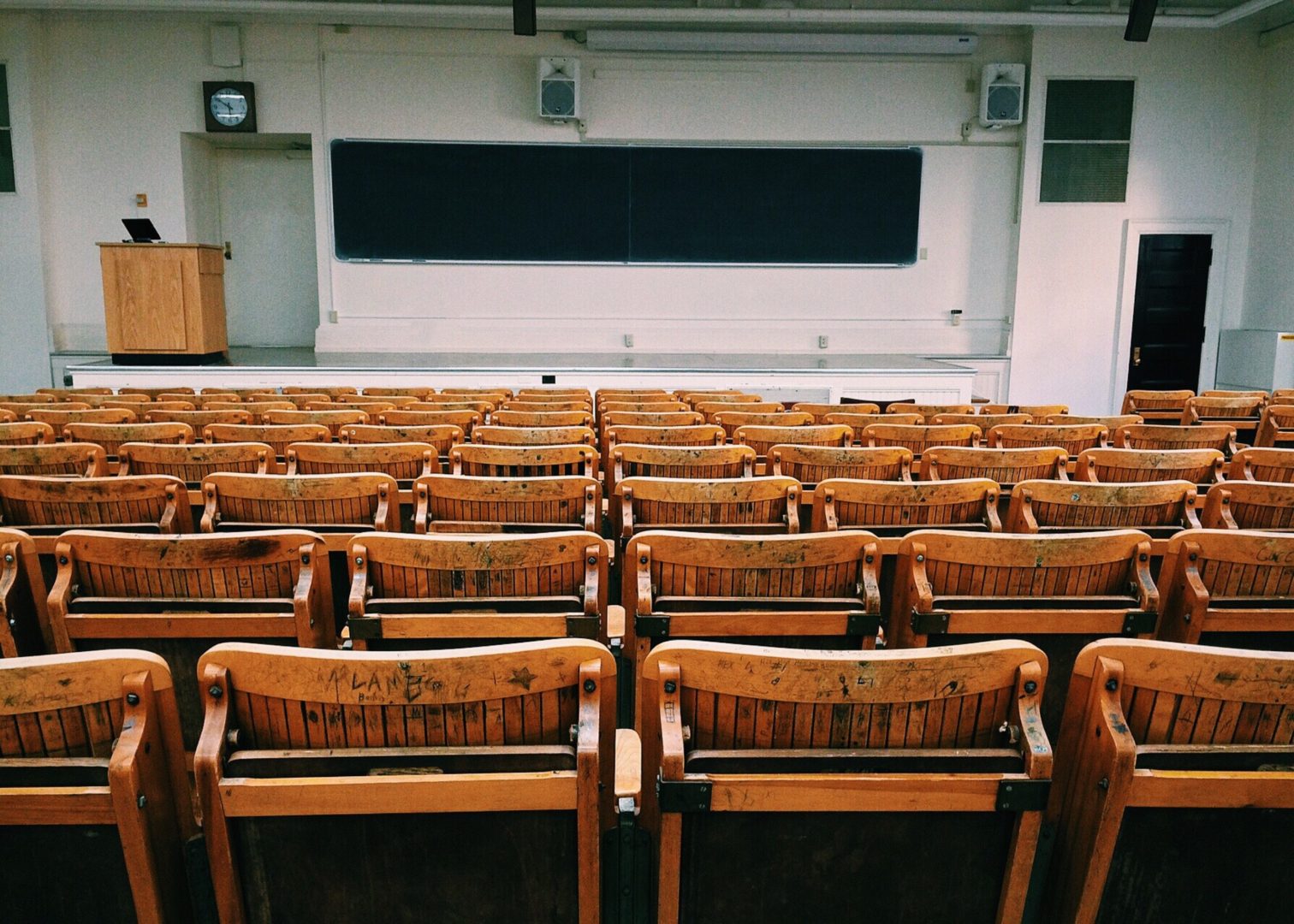 Ogni scelta determina ciò che siamo: l’aut-aut e perché tornare a scuola non significa tornare alla normalità