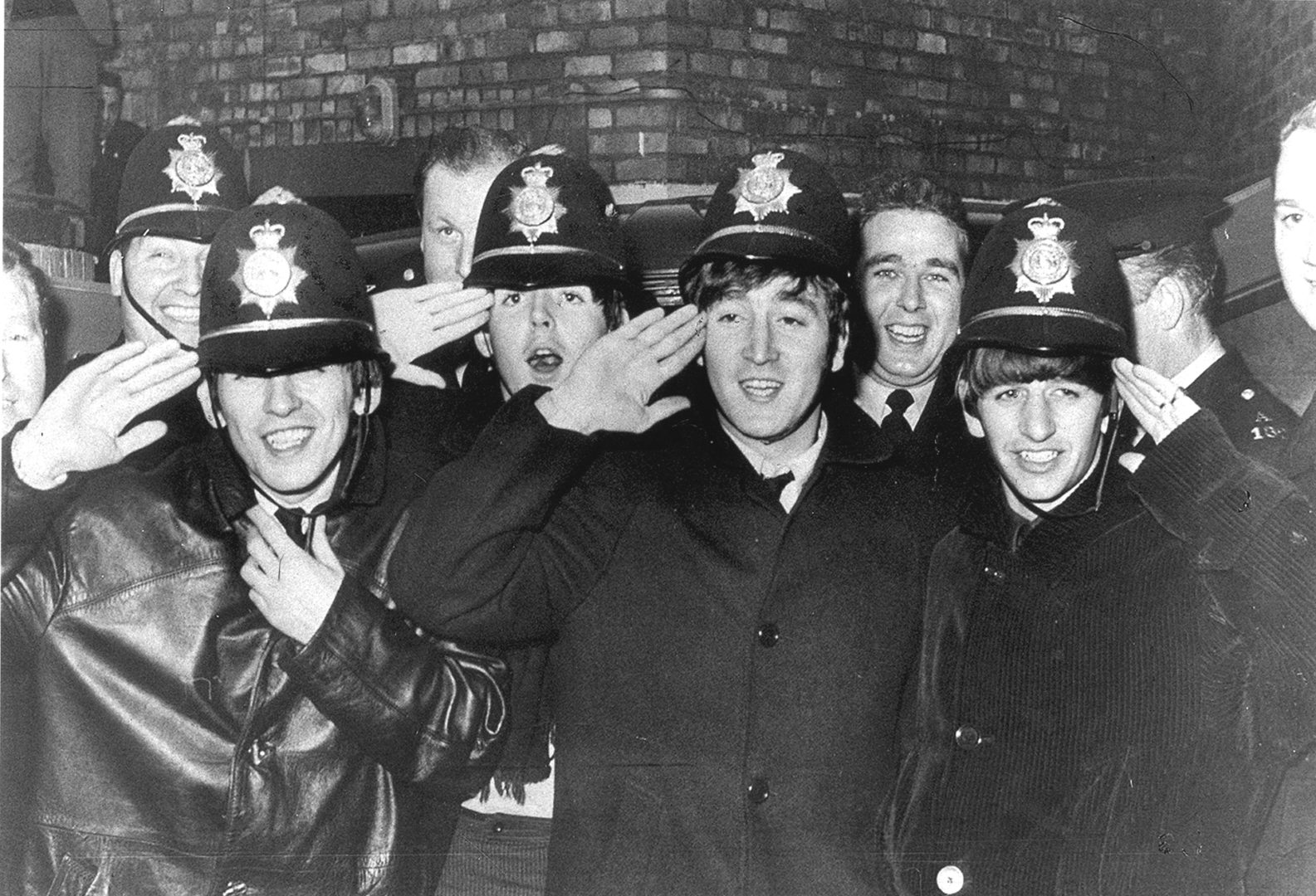 Lucy in the Sky with Diamonds: i Beatles fra LSD, australopitechi e nane bianche nel profondo spazio