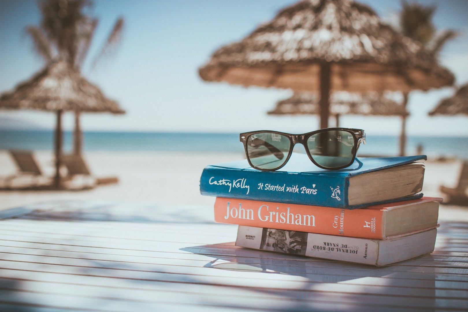 5 interessanti romanzi da leggere mentre prendi la tintarella sotto l’ombrellone