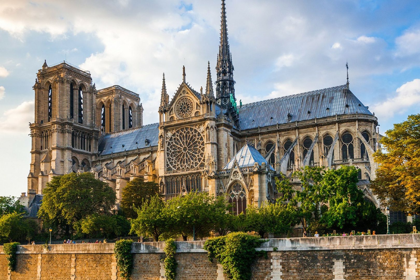 La cattedrale maledetta, Notre-Dame de Paris la leggenda e la tragedia