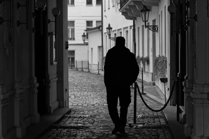 Taci, anima stanca di godere: la disperata rassegnazione di Camillo