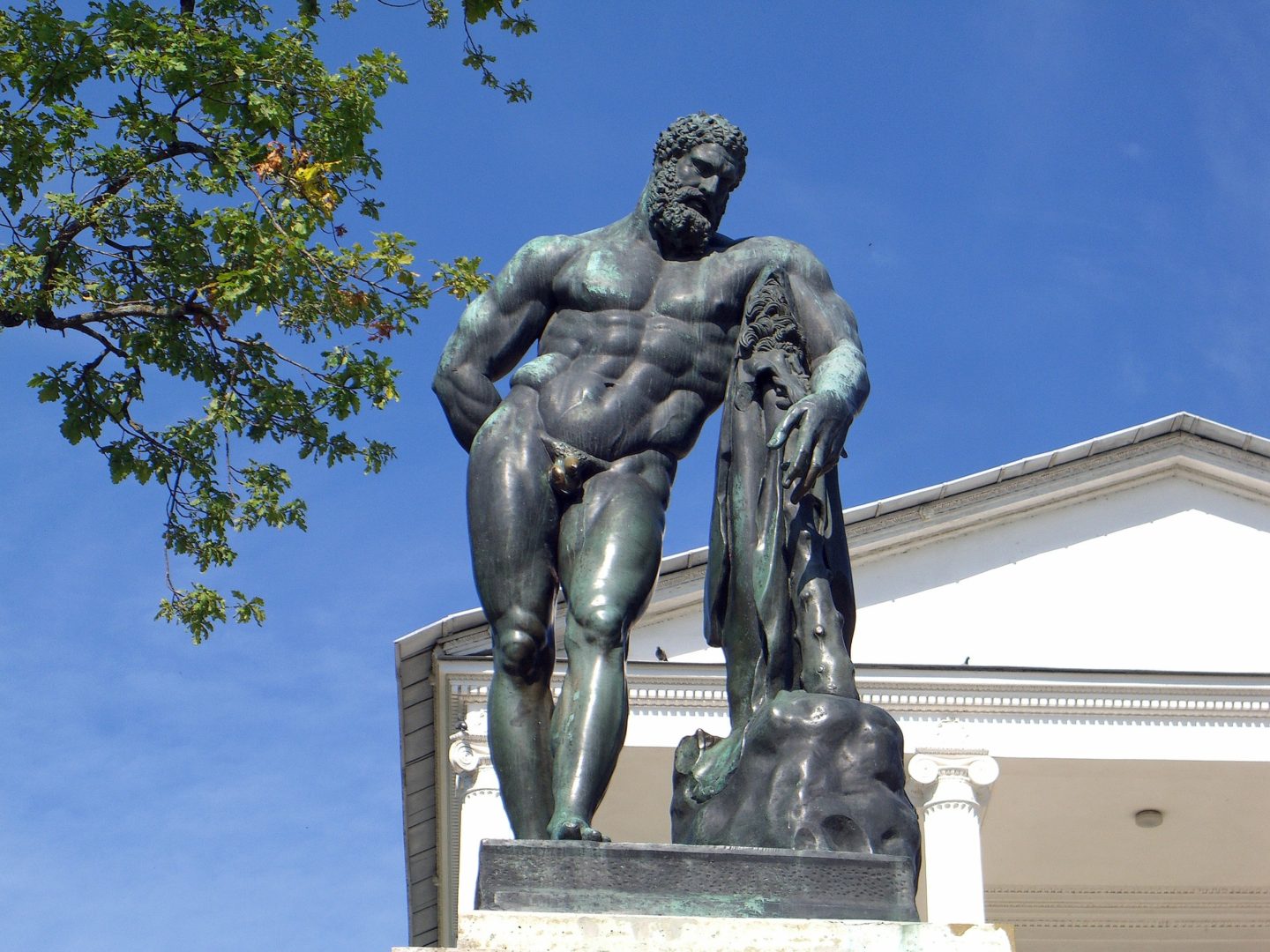 Un eroe resta tale anche se si mostra vulnerabile? Rispondono Hercules e L’Ercole Farnese