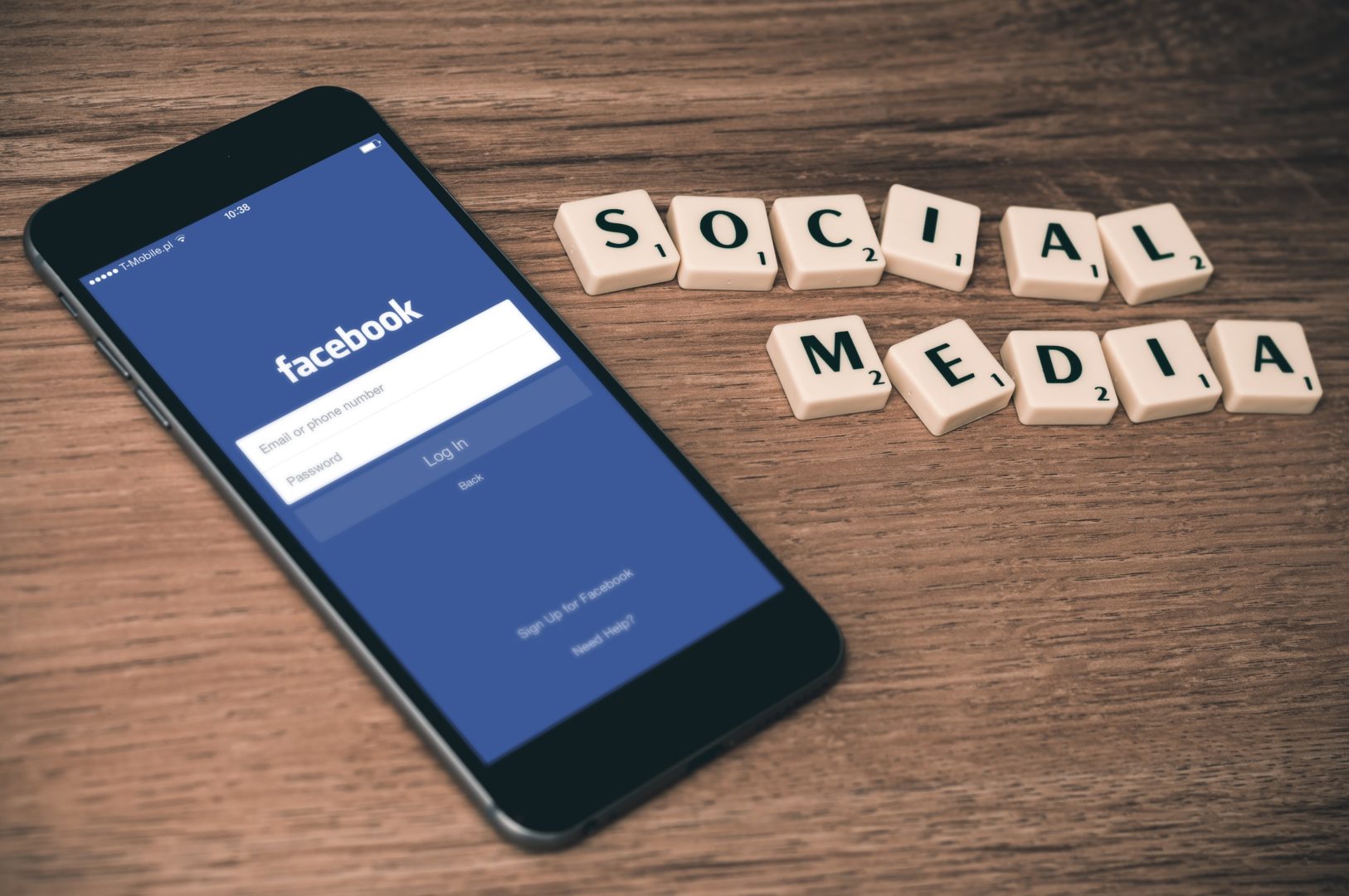 Sappiamo orientarci nel mondo delle fake news e dell’infodemia? Rispondono Festinger e McIntyre