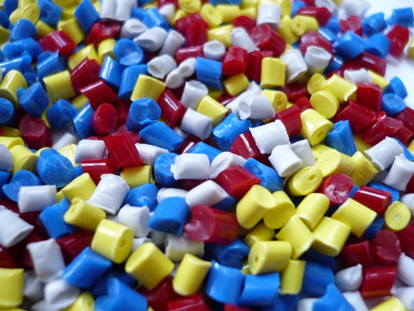 Ecco 5 polimeri che ogni giorno chiami “plastica” e le loro proprietà