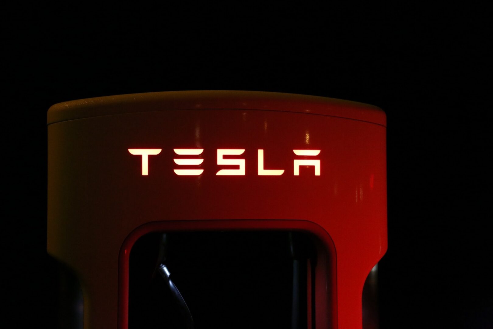 L’ennesimo colpo da maestro di Musk ci spinge a chiederci come funzionino le auto elettriche