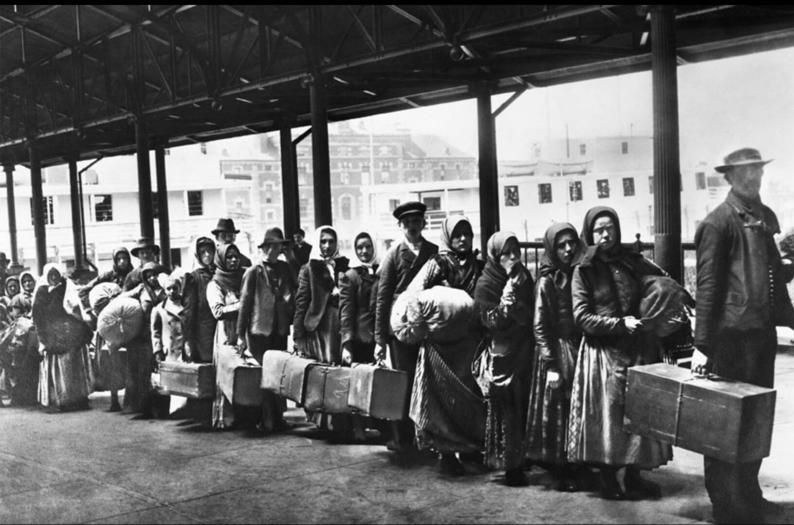 Le strade degli italiani: scopriamo le diverse fasi dei flussi migratori nel nostro paese