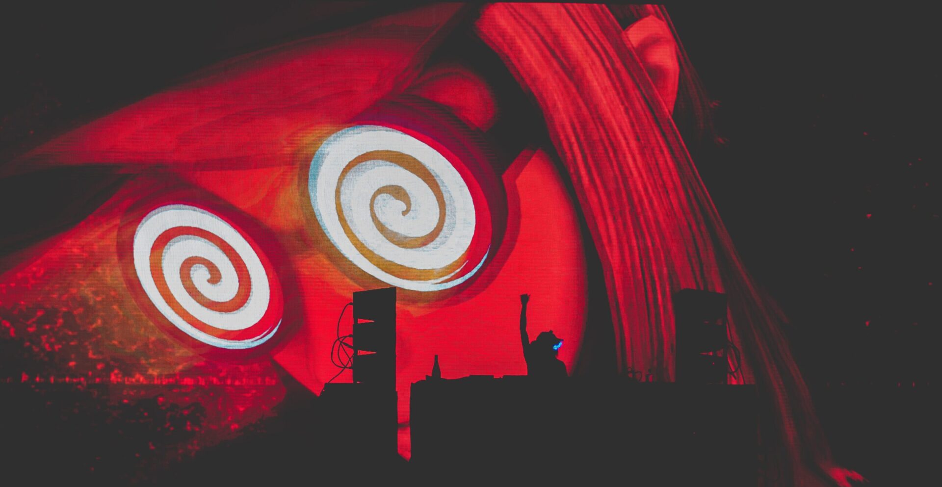 Codici a barre e vecchi televisori: scopriamo la musica elettronica del progetto “Electronicos Fantasticos!”