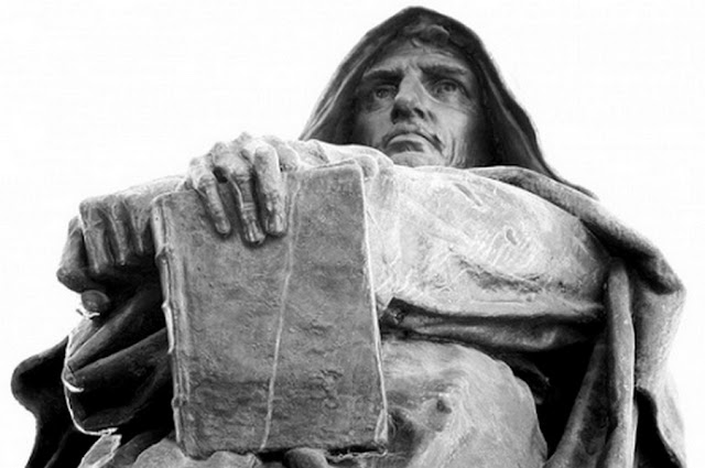 Il prezzo della libertà simboleggiato dalla morte di Giordano Bruno e dalla vita di Faber