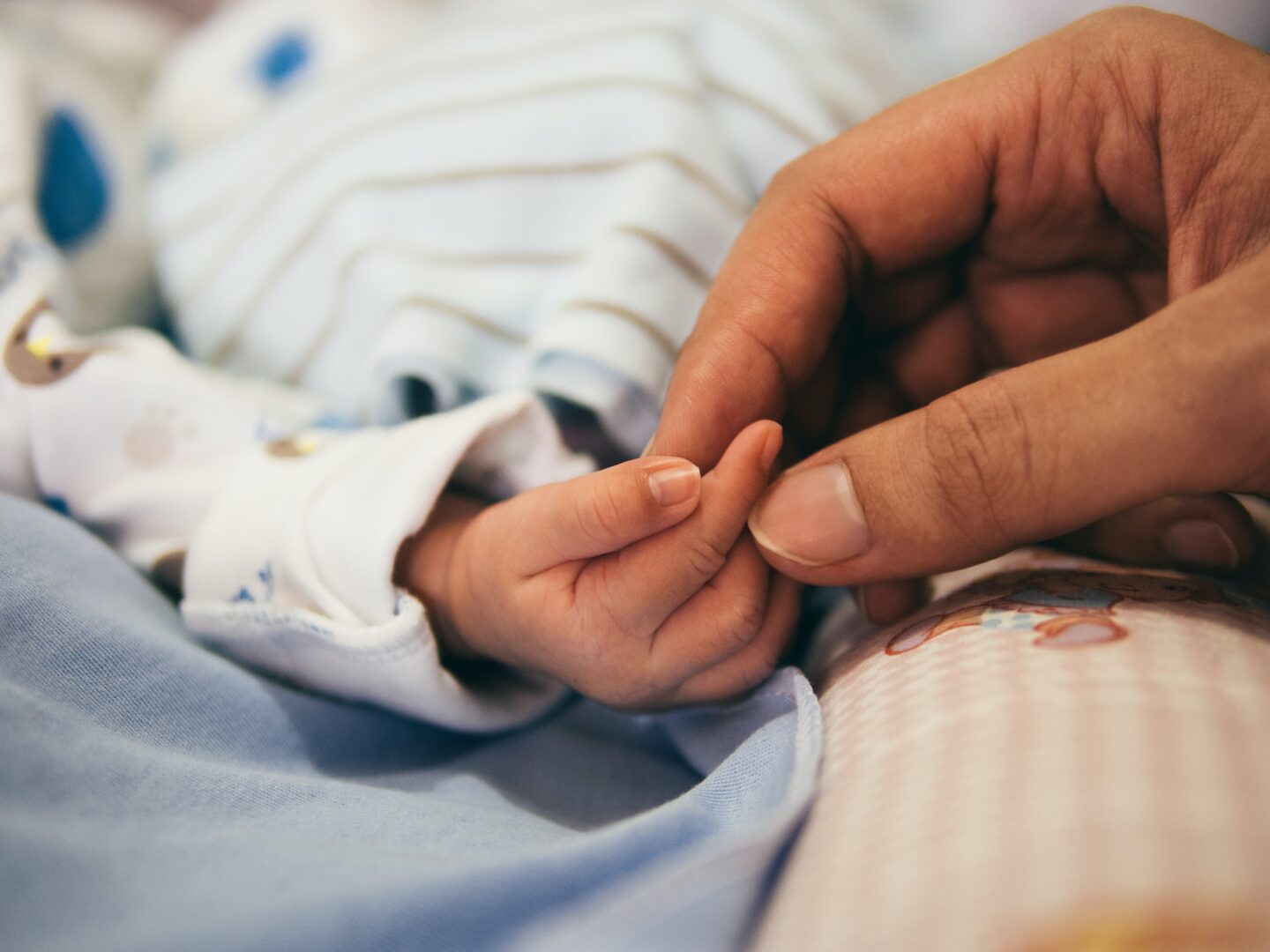 Calo demografico: ecco come chi non ha un utero spiega alle donne come dovrebbero contrastarlo
