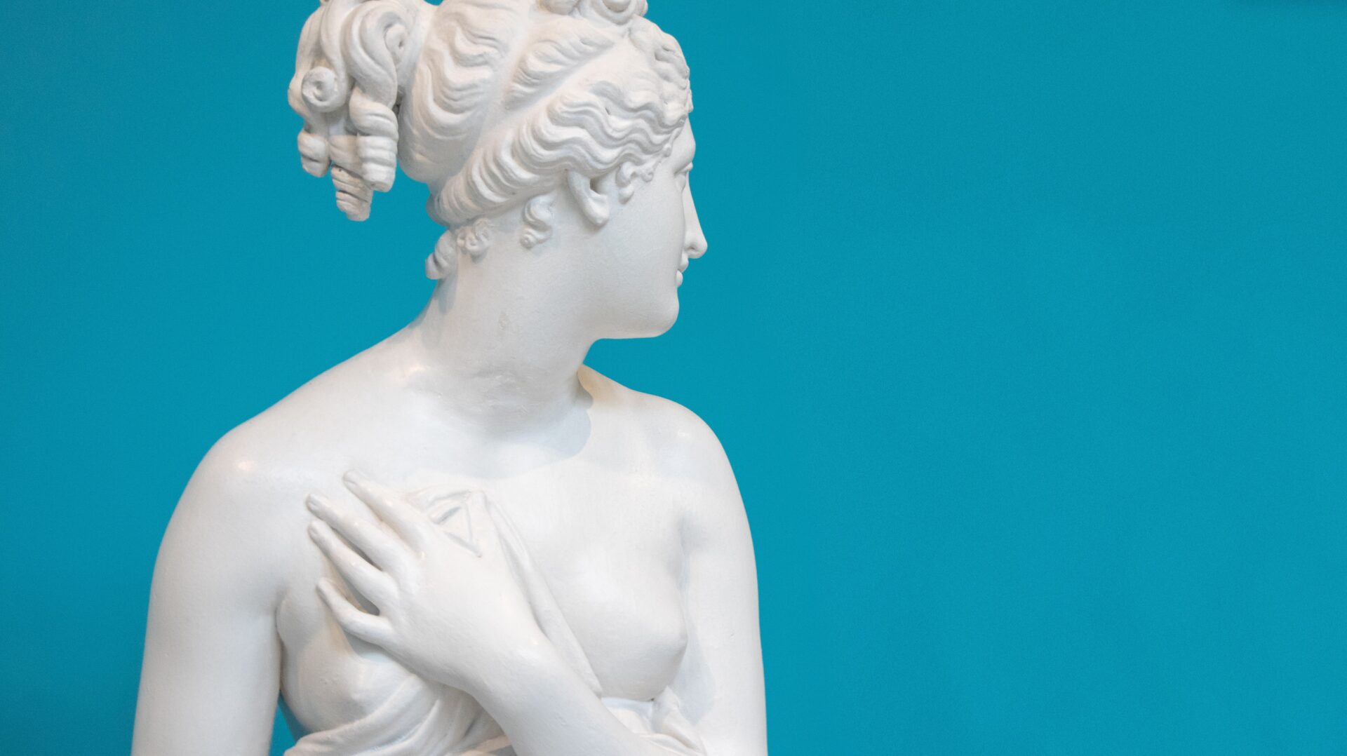“Galatea”: la statua del mito di Pigmalione è stufa di essere solo bellezza silenziosa