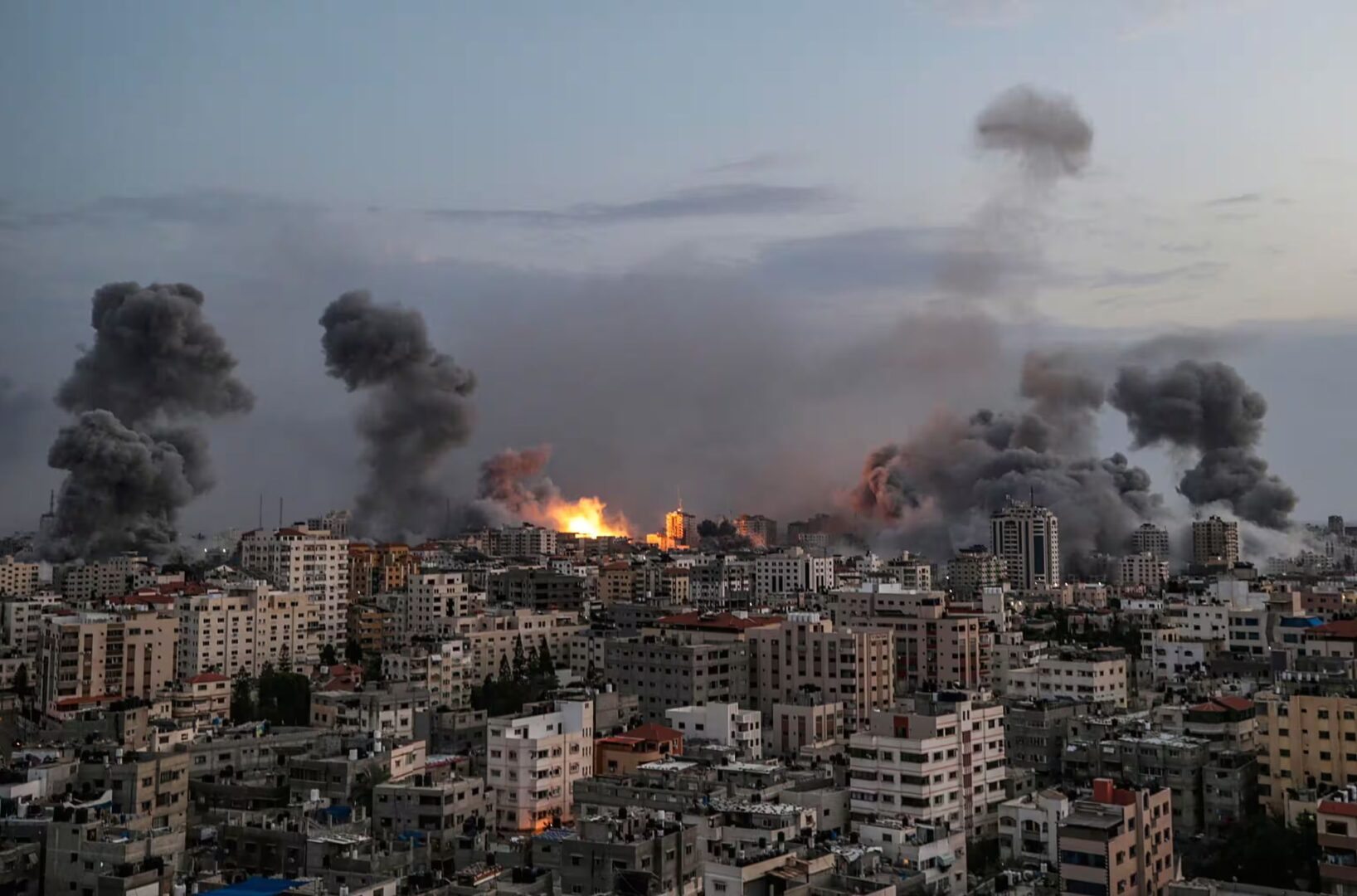 Gaza bombardata da Israele: ecco perché sui cittadini non prevale l’effetto spettatore sulla generosità
