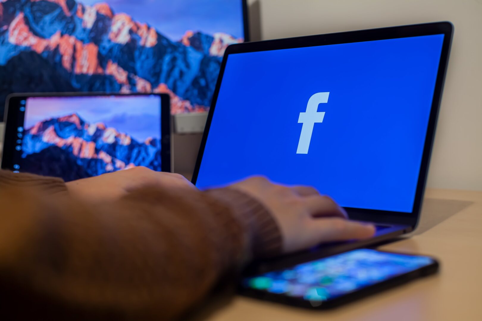 Facebook compie 20 anni: la rivoluzione estetica nell’era digitale e le sue radici settecentesche