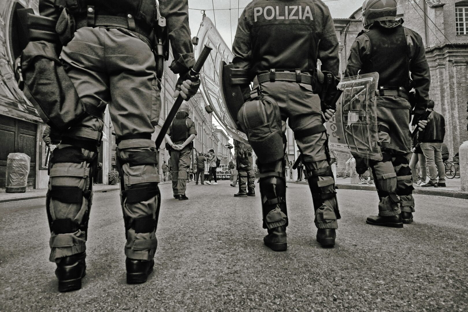 Ecco perché i manganelli di Pisa e Firenze preconizzano l’idiotismo di massa dostoevskijano