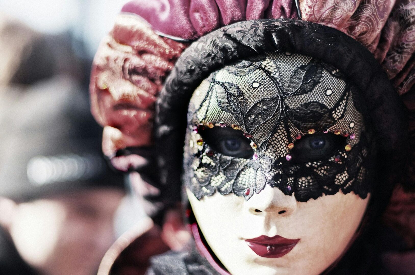 Il Carnevale svela satira e culto del grottesco: ecco le lezioni di Eco e Lessing