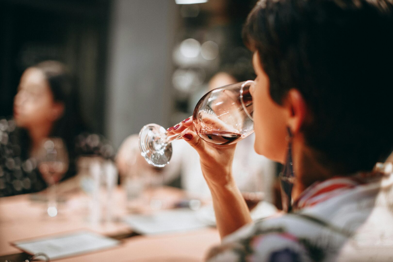 L’alcol nel mondo antico tra ebbrezza e felicità: scopriamo qualche testimonianza