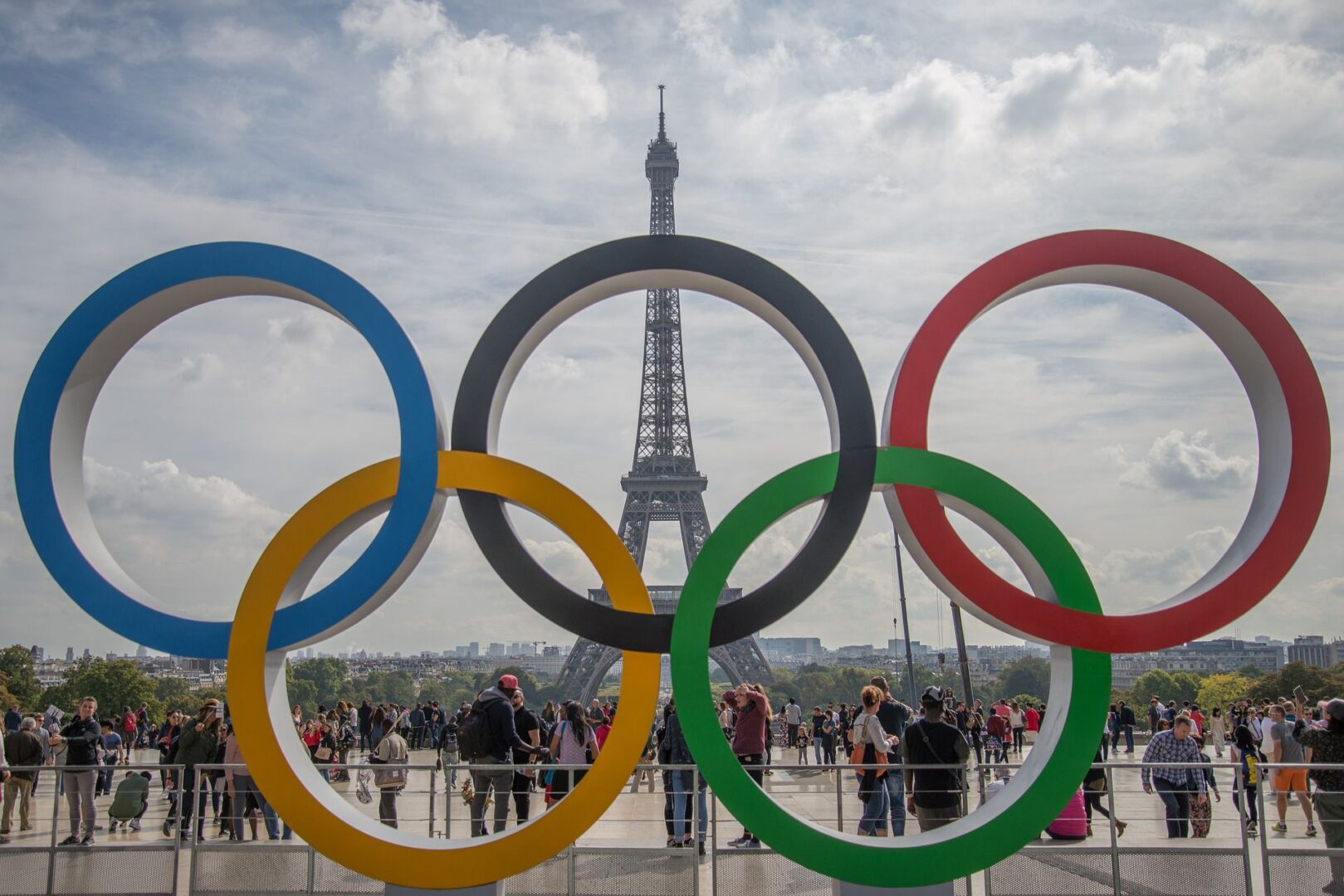 Gli anelli olimpici illuminano la Tour Eiffel: scopriamo come è diventata il simbolo della Francia