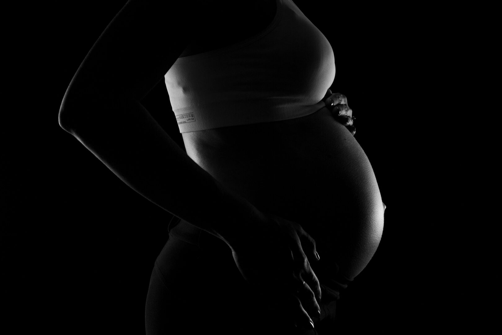 No all’utero in affitto: in Italia la maternità surrogata diventa reato universale