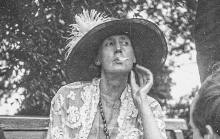 Perché è importante che Mrs Dalloway sia anziana? Rileggiamo il romanzo di Virginia Woolf