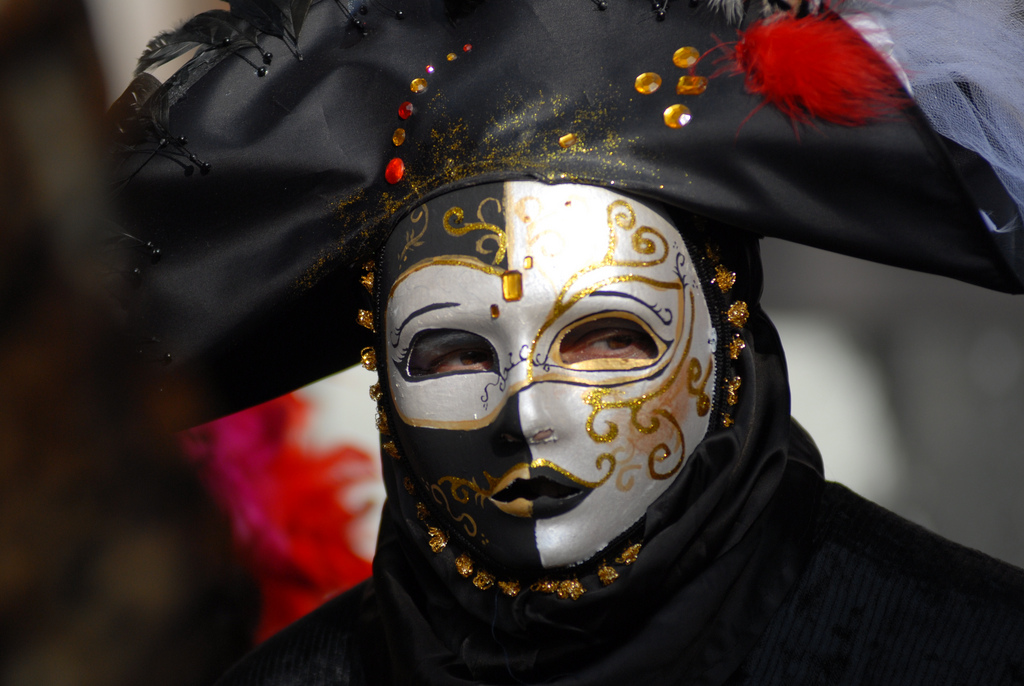 Filologia della disinformazione: da dove nascono gli errori? Ricostruiamo il caso della “maschera nera”