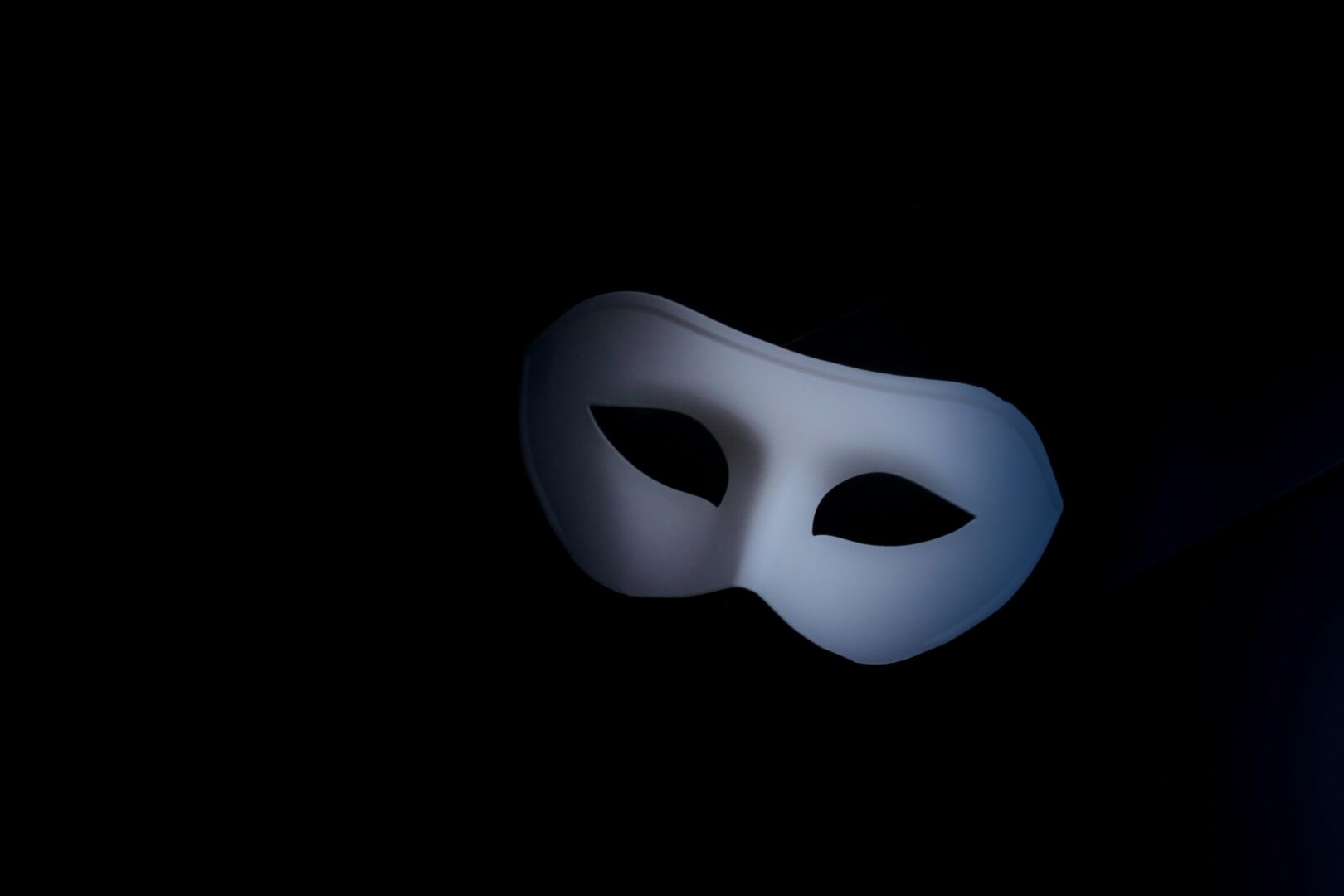L’ombra di un uomo: cosa si cela sotto l’ultima maschera