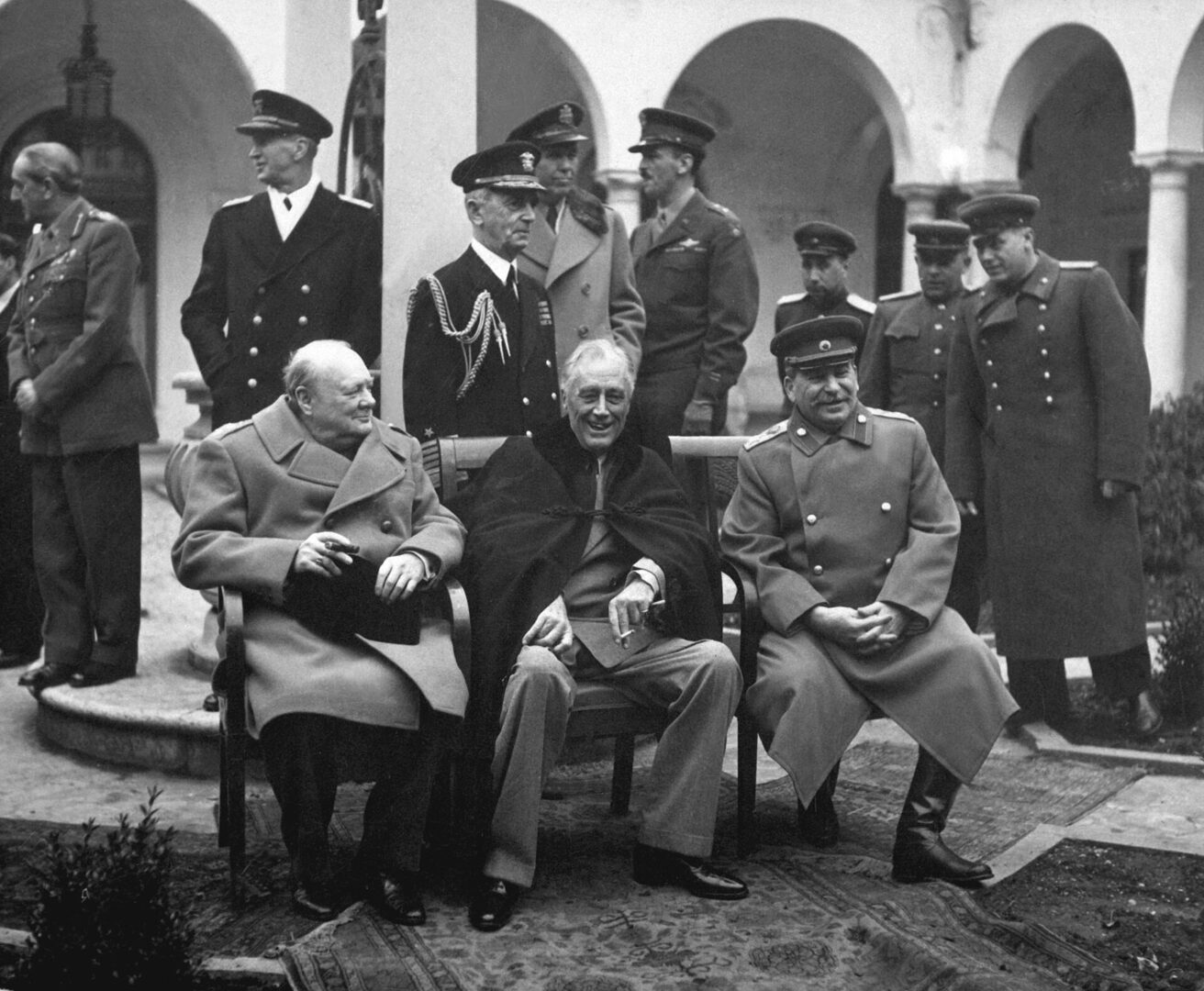 Quando l’attesa logora l’anima: come “Il Deserto dei Tartari” ha anticipato la Guerra Fredda