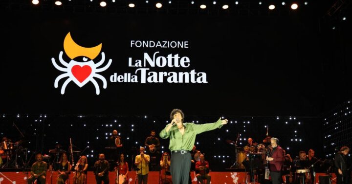Ermal Meta ospite sul palco della Notte della Taranta 2025. 
