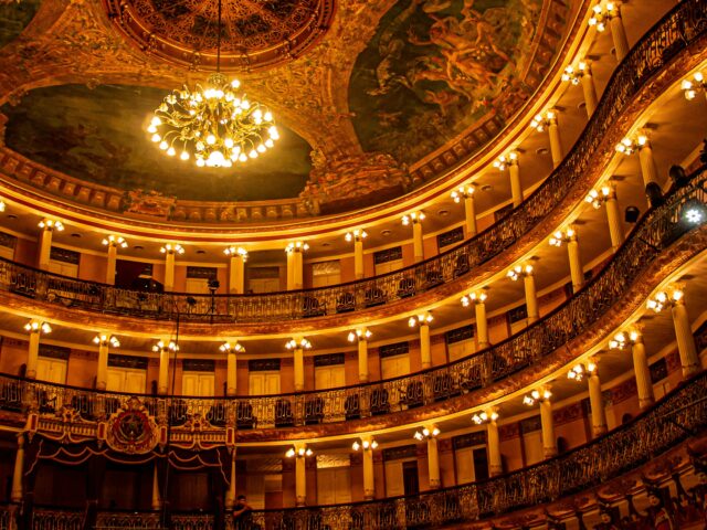 “Amami, Alfredo, quant’io t’amo” anche se papà non vuole: amori proibiti nell’opera ottocentesca