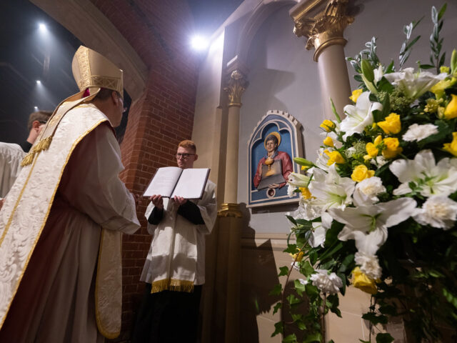 I giovani santi contemporanei mostrano continuità con martiri e modelli di antica devozione