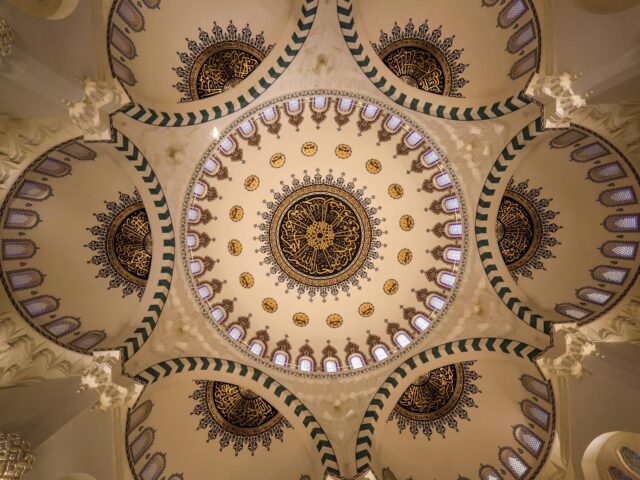 Vediamo come la distruzione del palazzo a Gaza si contrappone all’ideologia dietro la Dhimma