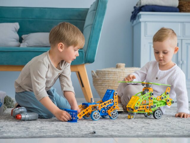 Quando la mente si frammenta: come i social alterano la memoria che aveva costruito la stampa