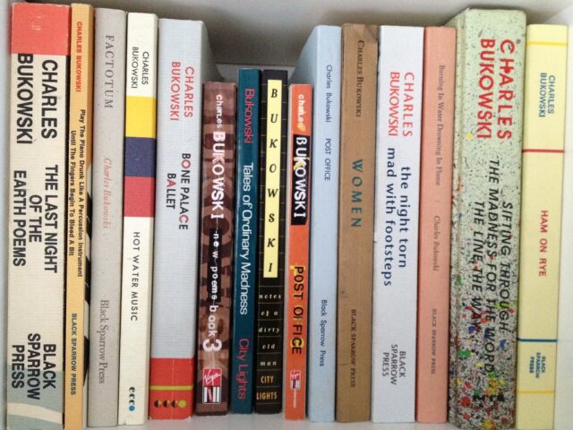 Charles Bukowski ridefinisce i confini del realismo letterario attraverso la prospettiva del sermo humilis di Auerbach